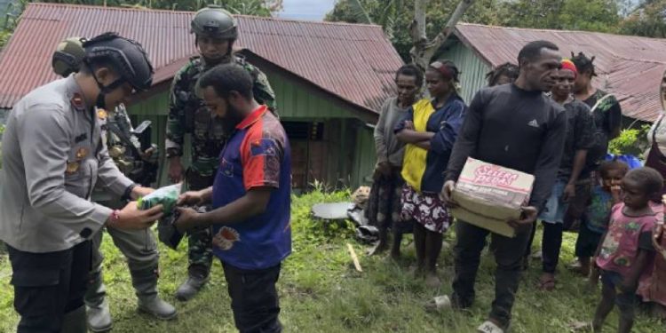 Satgas Damai Cartenz Salurkan  Sembako untuk Warga Kiwirok