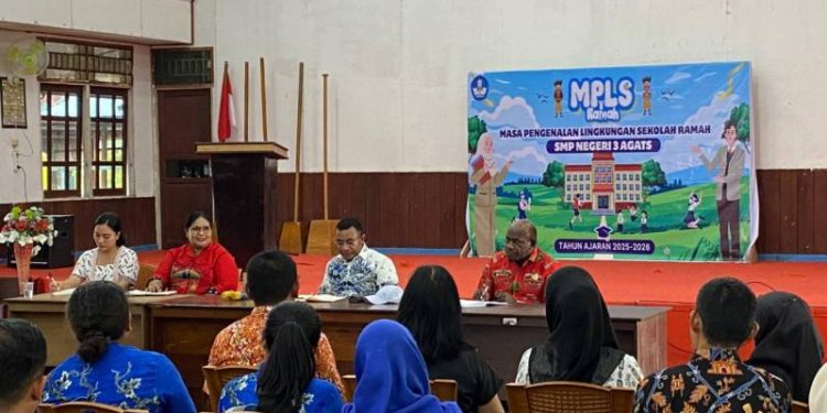 Kunjungi SMP Persiapan Negeri 3 Agats, Bupati Asmat Beri Motivasi Kepada Siswa OAP 