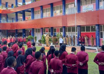 Pimpin Upacara Bendera, Wagub Aryoko Dorong SMKN 1 Jayapura Jadi Pusat Unggulan Pariwisata Papua