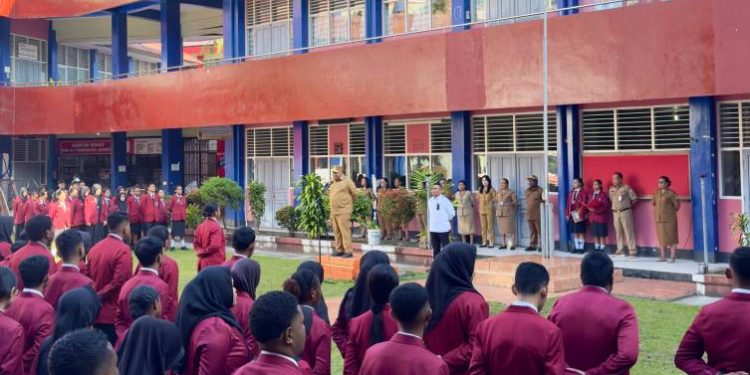 Pimpin Upacara Bendera, Wagub Aryoko Dorong SMKN 1 Jayapura Jadi Pusat Unggulan Pariwisata Papua