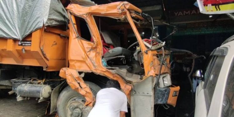 Rem Blong, Tronton Batu Bara Seruduk Kios Pulsa di Ardipura: Satu Orang Tewas