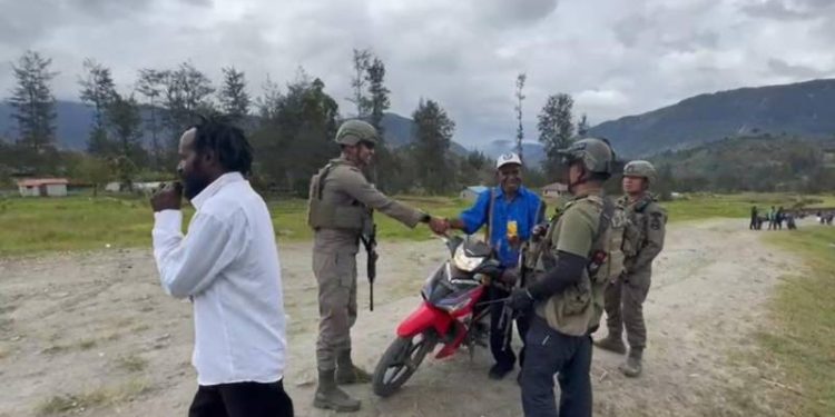 Patroli Satgas Damai Cartenz 2026 dan Pererat Harmoni Dengan Warga di Distrik Sinak