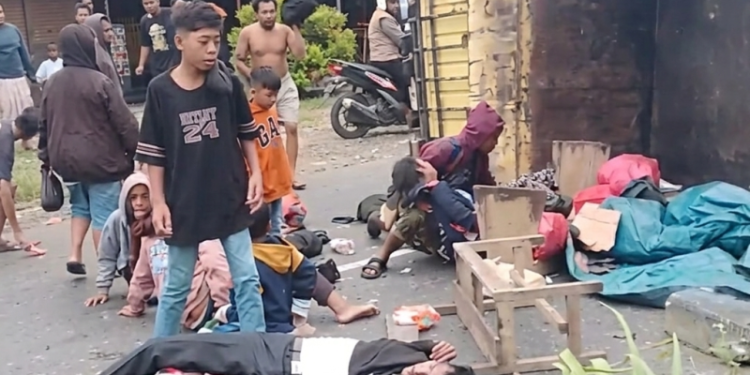 Truk Muatan 19 Orang Terguling di Sentani