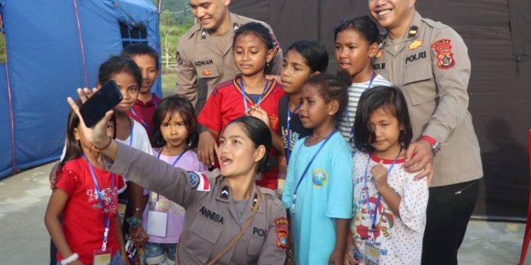 Kado Paskah dari Satgas Damai Cartenz: Menanam Bijak Bersosmed dan Menuai Tawa Anak-anak Koya Tengah