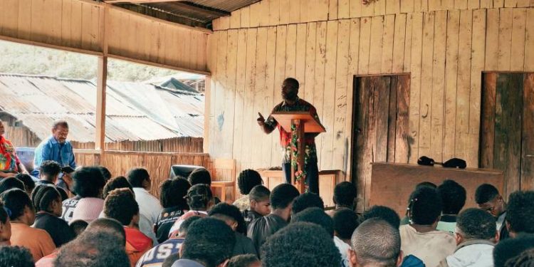 Hadir di Tengah Jemaat, Satgas Damai Cartenz Berikan Rasa Nyaman di Distrik Kiwirok