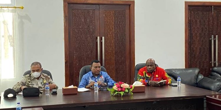 Bupati Asmat Tegaskan Perlambatan Ekonomi Dampak Efisiensi Anggaran