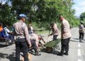 ​”Respons Cepat! Polres Jayapura Turun Tangan Perbaiki Jalan Rusak yang Kerap Picu Kecelakaan”