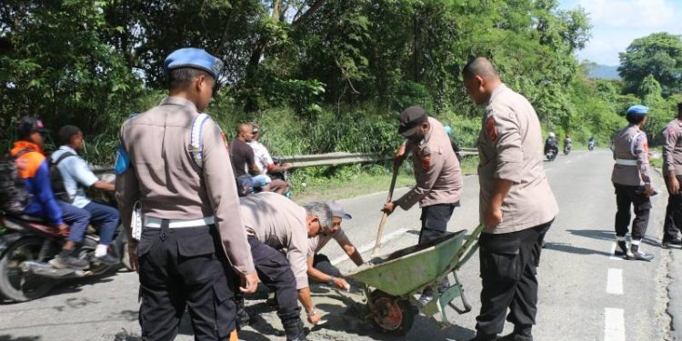 ​”Respons Cepat! Polres Jayapura Turun Tangan Perbaiki Jalan Rusak yang Kerap Picu Kecelakaan”