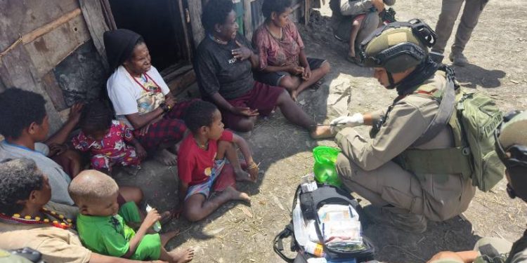 Sambangi Pengungsian Gigobak, Satgas Damai Cartenz Melakukan Pemeriksaan Kesehatan Warga
