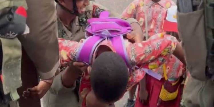 Jaga Stabilitas Nduga, Satgas Damai Cartenz Intensifkan Patroli Humanis di Kenyam