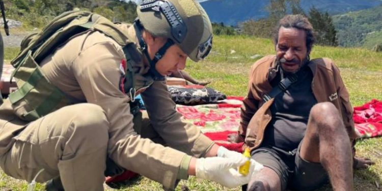 Sentuhan Kasih di Gereja Tabernakel, Satgas Damai Cartenz Prioritaskan Kesehatan Warga Sinak